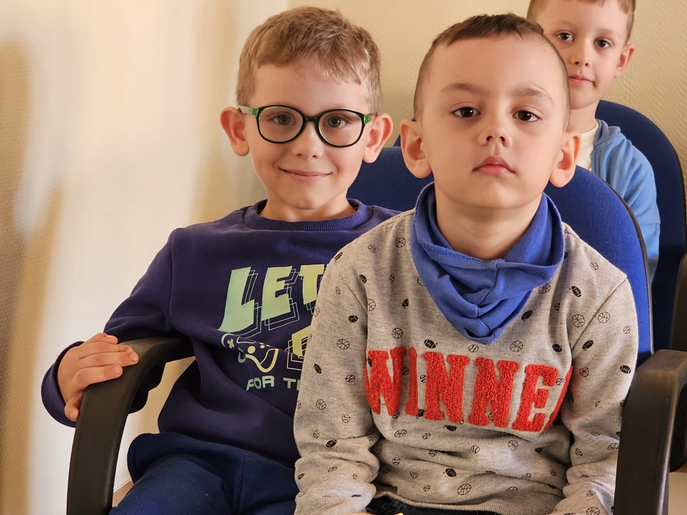 Chłopcy pozujący do zdjęcia
