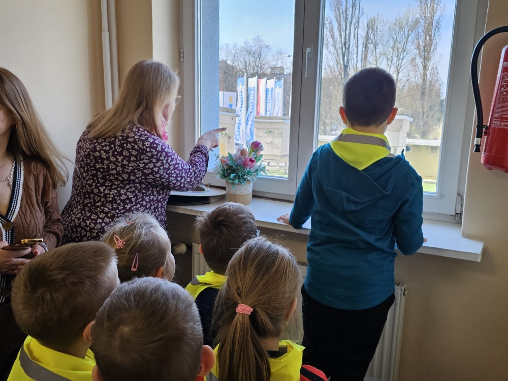 Oprowadzanie przedszkolaków przez jedną z pracownic starostwa