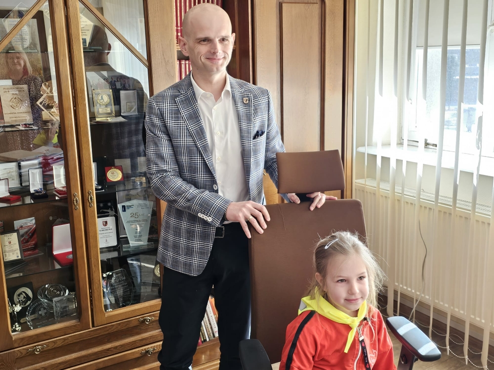 Dziewczynka na fotelu starosty