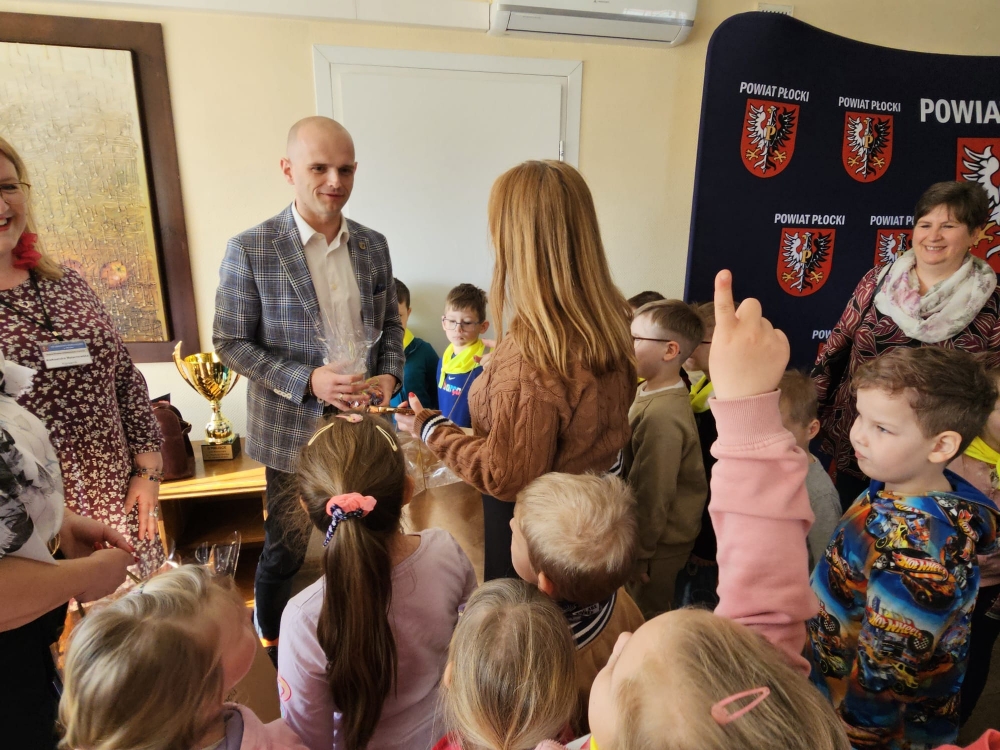 Dzieci zadające pytania staroście