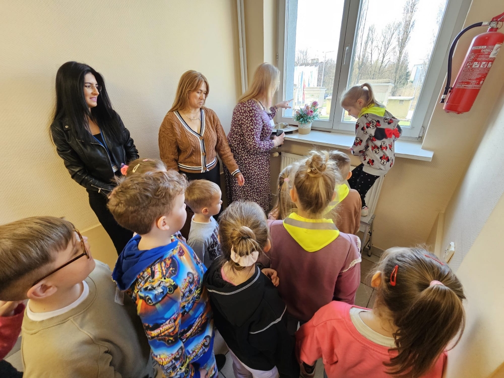 Oprowadzanie przedszkolaków przez jedną z pracownic starostwa