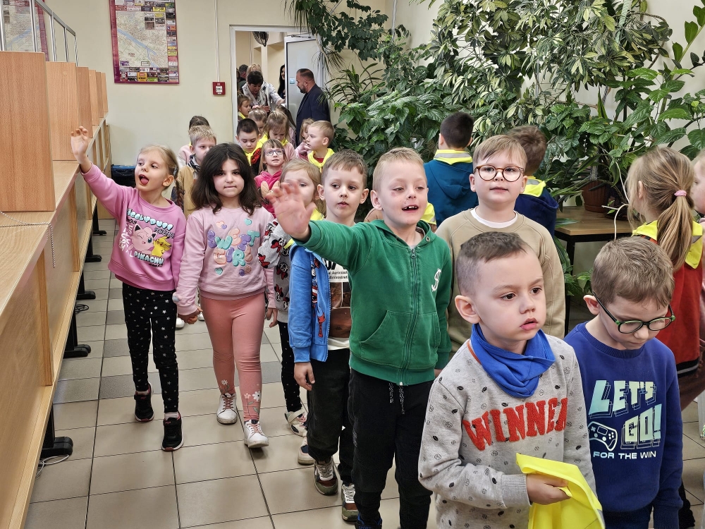 Dzieci machające do pracowników starosta