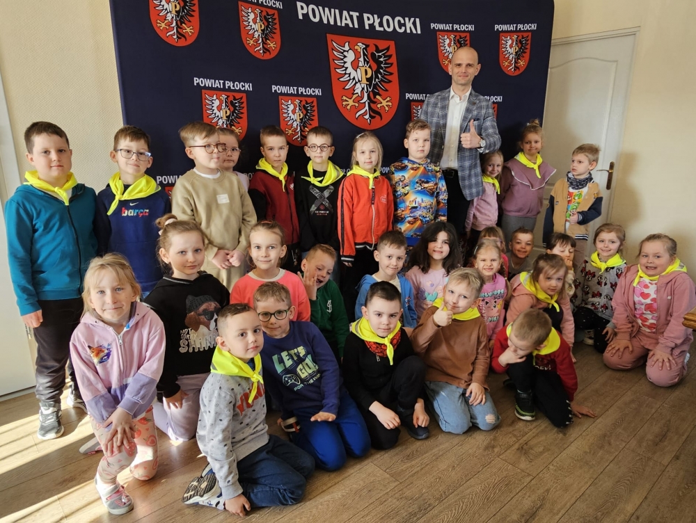 Zdjęcie grupowe przedszkolaków ze starostą