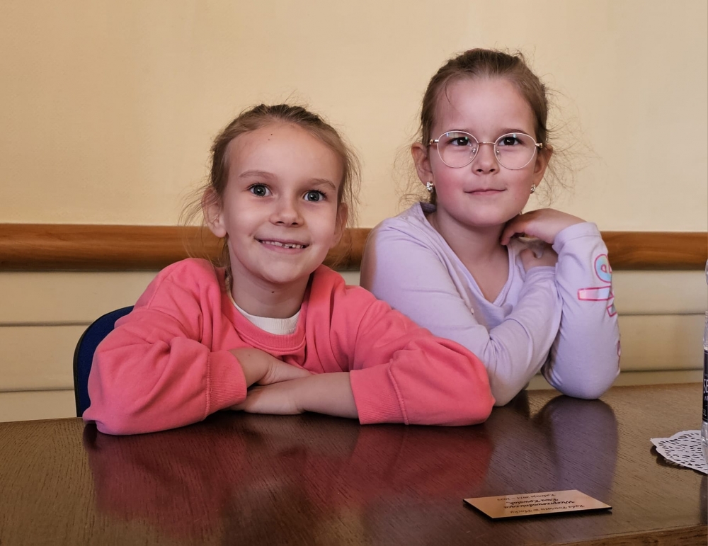 Uśmiechnięte dziewczynki z przedszkola z bielsku