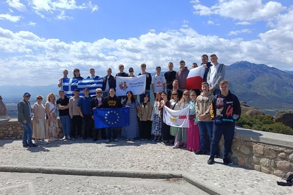 Uczniowie z flagami Polski, Grecji i UE