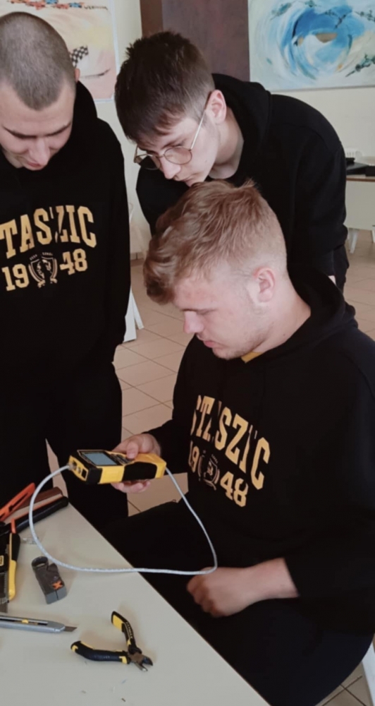 Uczniowie wykonują pomiary