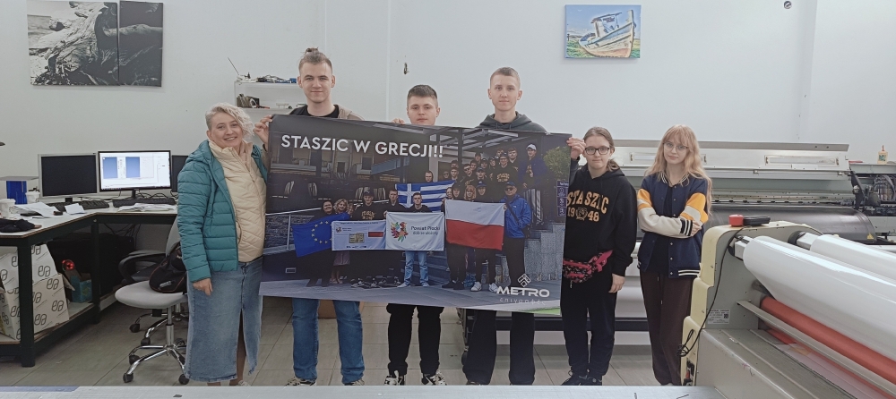 Uczniowie z banerem