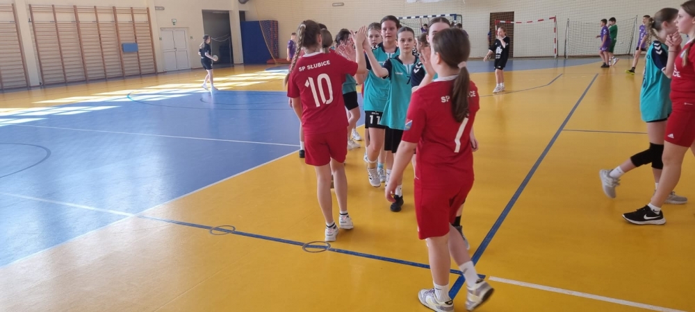 Drużyny dziewcząt dziękują za mecz