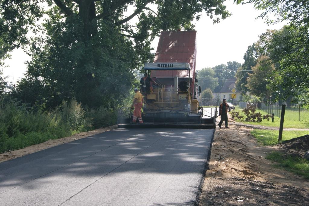Układanie warstwy asflatu