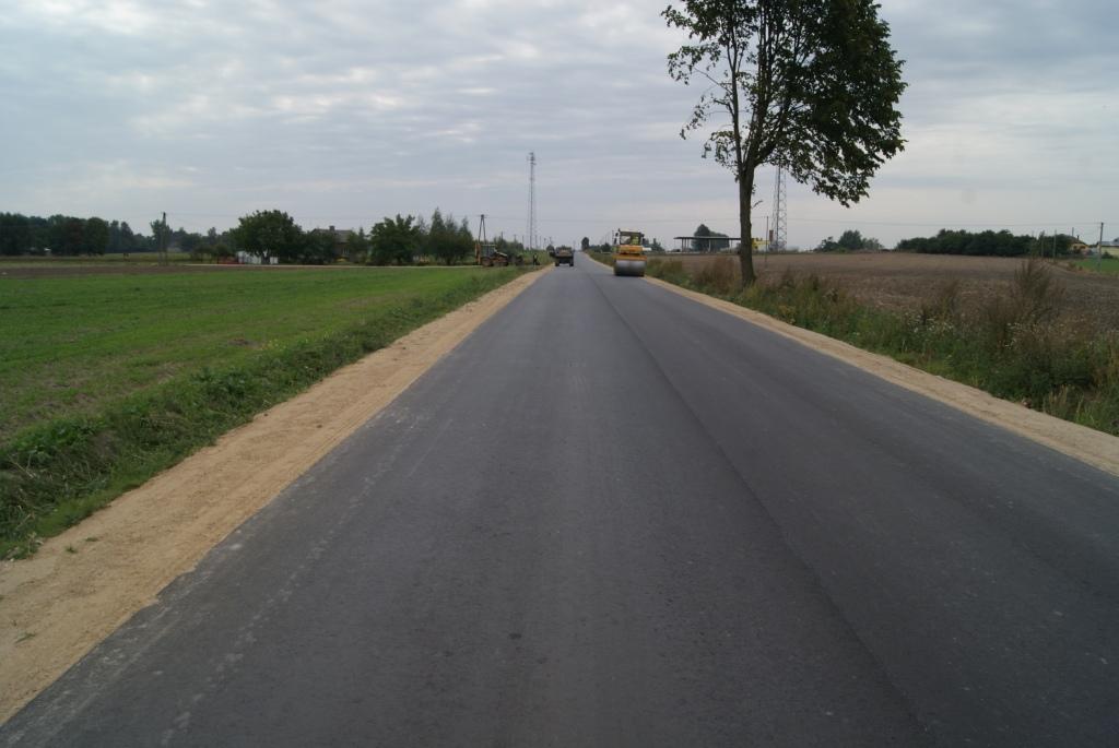 Układanie kolejne warstwy drogi
