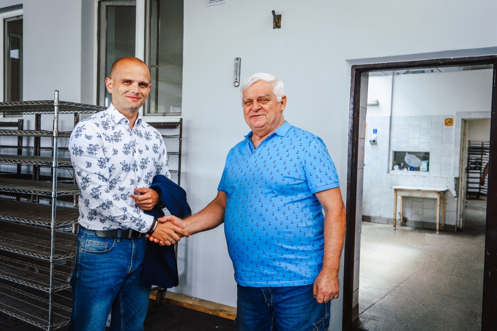 Sylwester Ziemkiewicz podczas wizyty w piekarni w wyszogrodzie