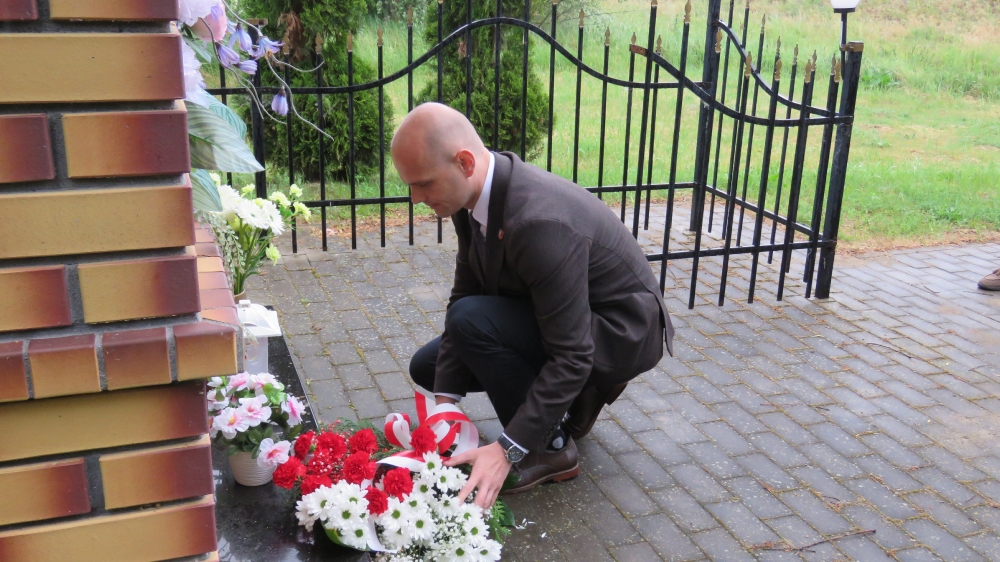 Sylwester Ziemkiewicz składający kwiaty pod kapliczką