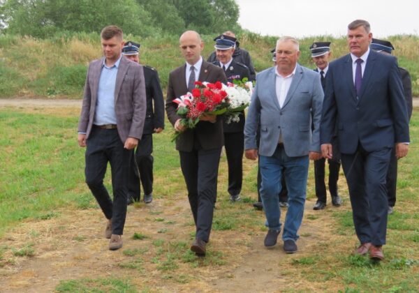 Delegaci powiatu składający kwiaty