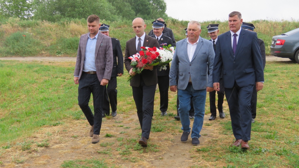 Delegaci powiatu składający kwiaty