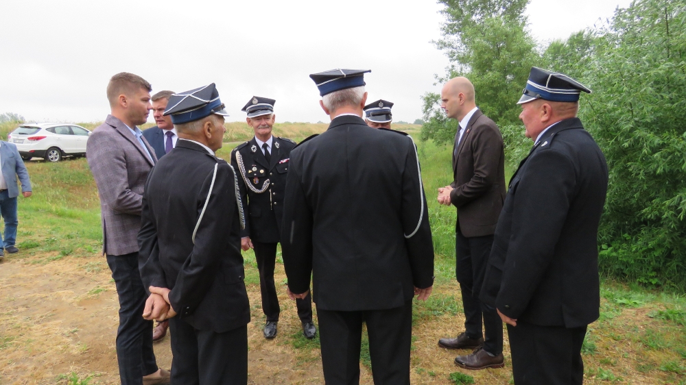 Przybyli na uroczystość druhowie osp wraz ze starostą