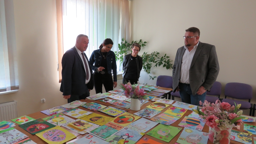 Przedstawiciele powiatu podczas przeglądania kartek świątecznych