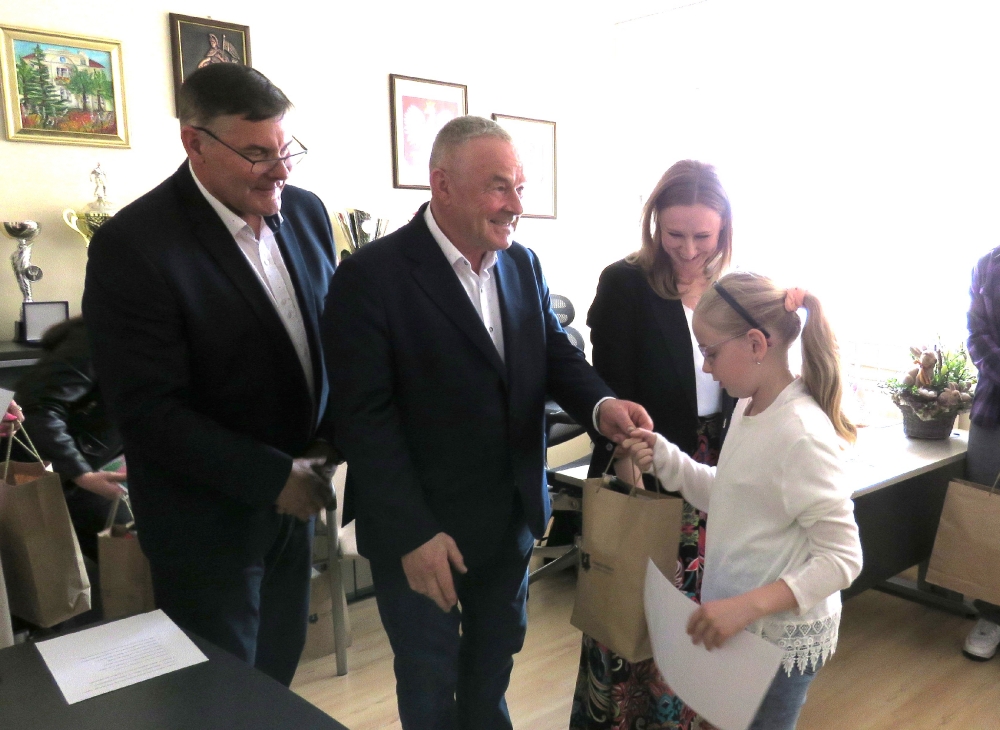 Uczestnicy konkursu odbierają nagrody