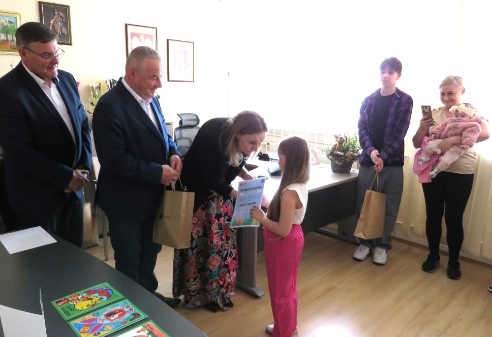 Przedstawiciele powiatu wręczają nagrody
