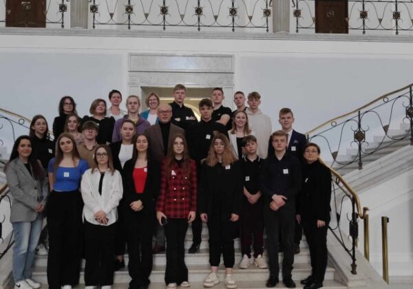 Młodzież podczas wizyty w sejmie