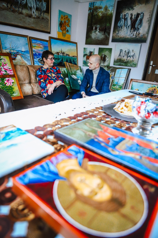 Wspólna rozmowa w pracowni malarskiej