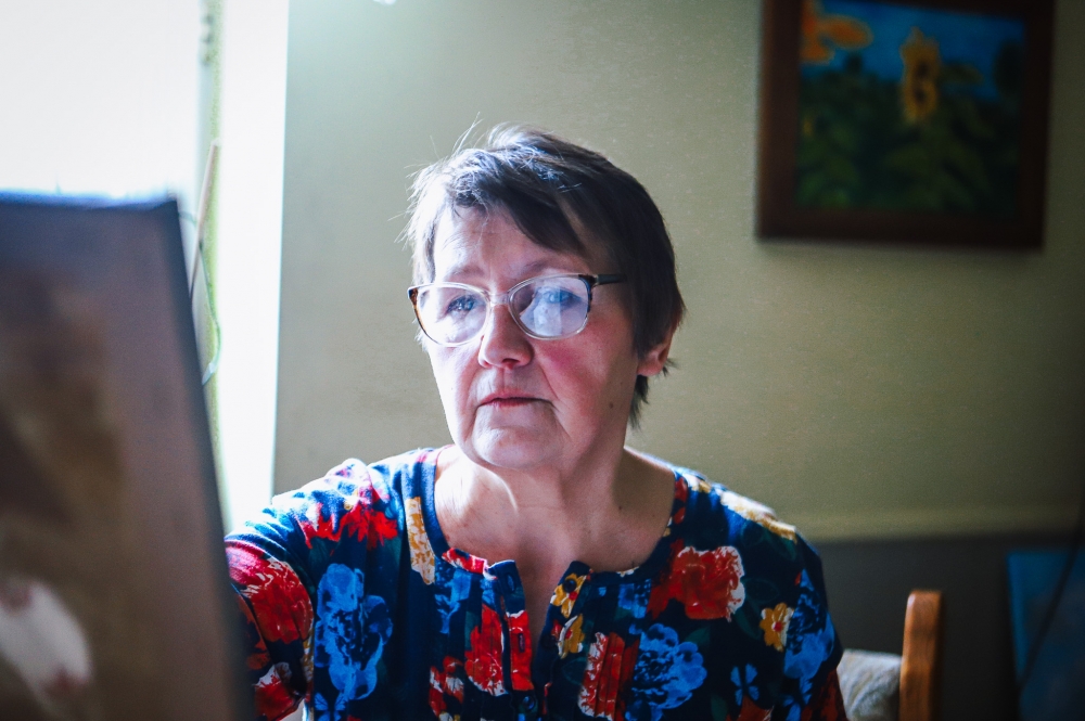 Pani Krystyna Wiankowska maluje, pisze ikony