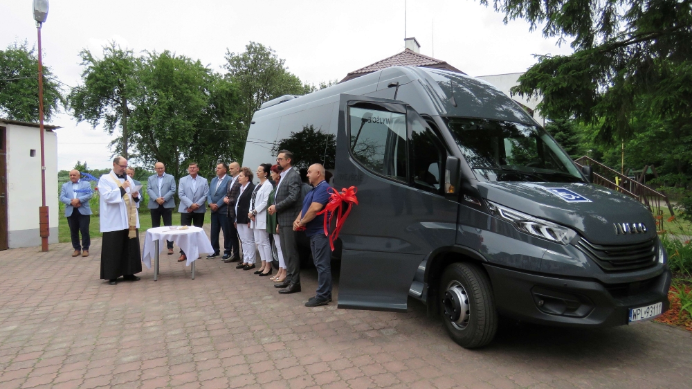 Oddanie autobusu do użytku placówce szkolnej