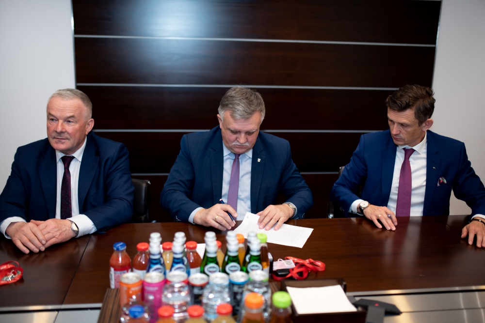 Kolejny przedstawiciel powiatu podpisuje umowę