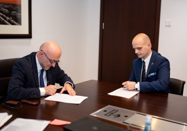 Podpisanie umowy między Orlenem a powiatem płockim