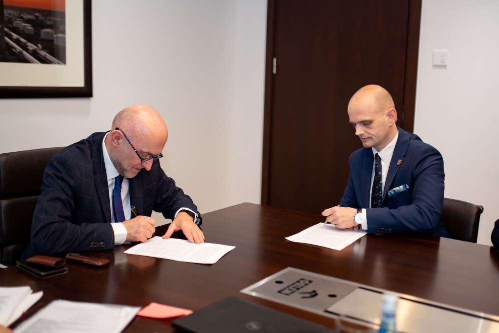 Starosta płocki i prezes Orlenu podpisują umowę
