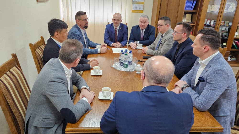Wspólna rozmowa uczestników przy stole