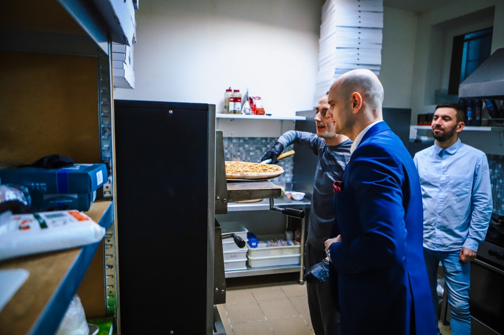 Sylwester Ziemkiewicz podczas procesu przygotowywania pizzy