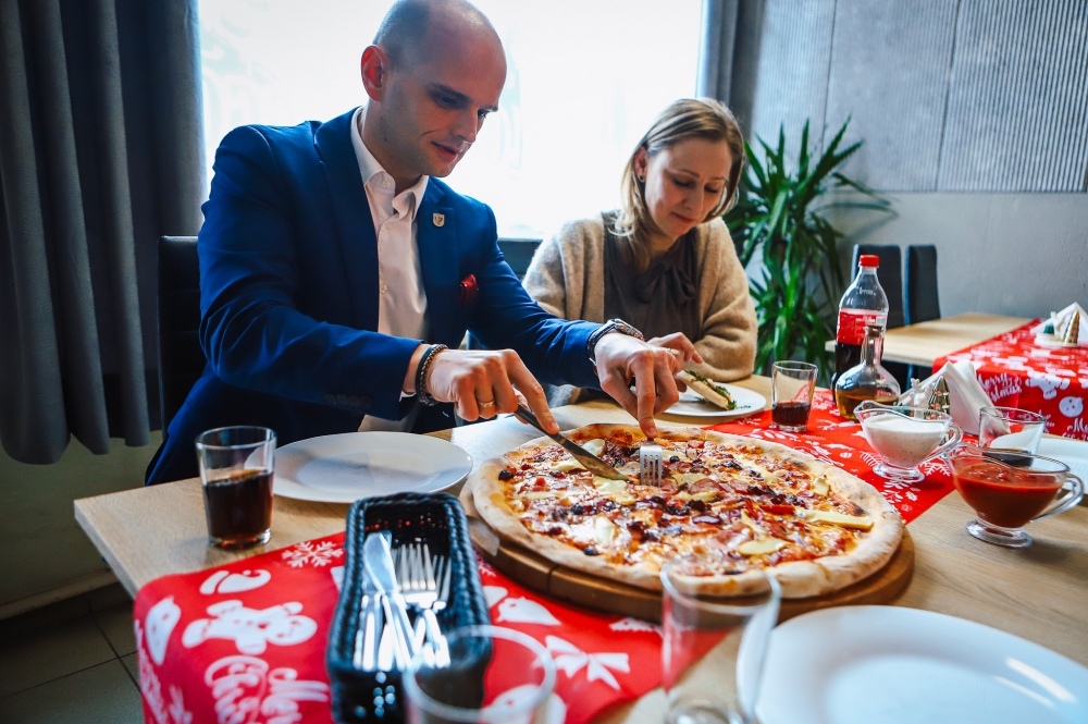 Wspólny posiłek w pizzerii
