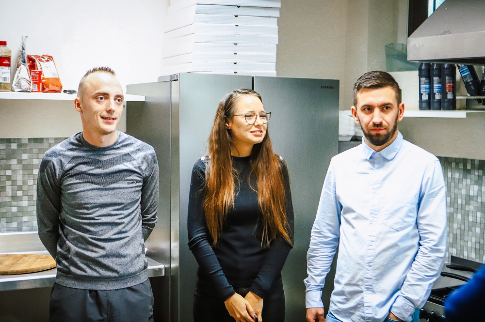 Właściciele pizzerii wraz z kucharzem