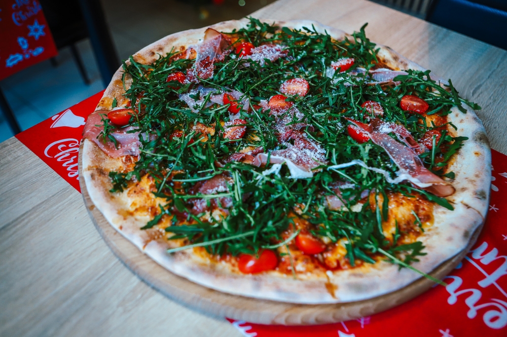 Pizza posypana rukolą