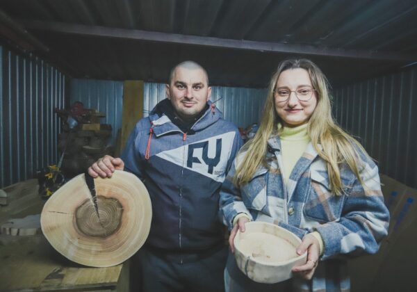 Młode małżeństwo i ich rękodzieła z drewna
