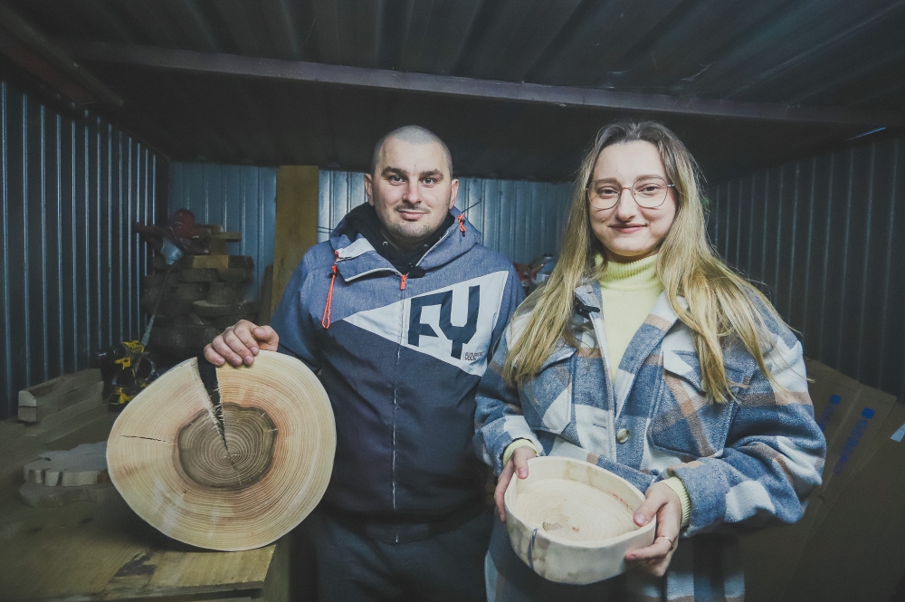 Młode małżeństwo i ich rękodzieła z drewna