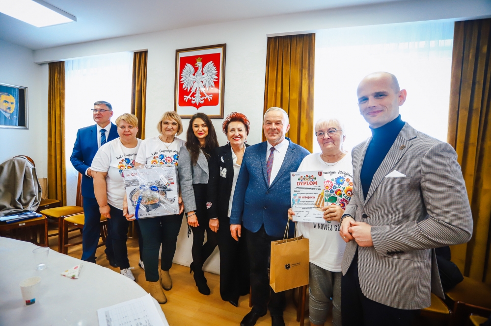 Członkowie komisji z kołem gospodyń wiejskich