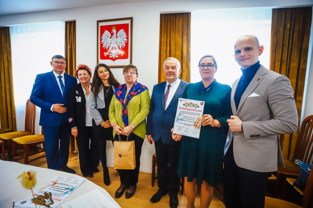 Pamiątkowe zdjęcia i dyplomy