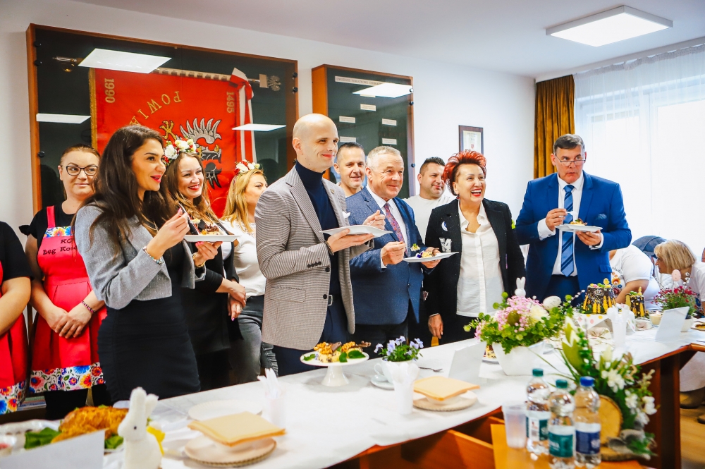 Komisja konkursowa smakuje ciasta