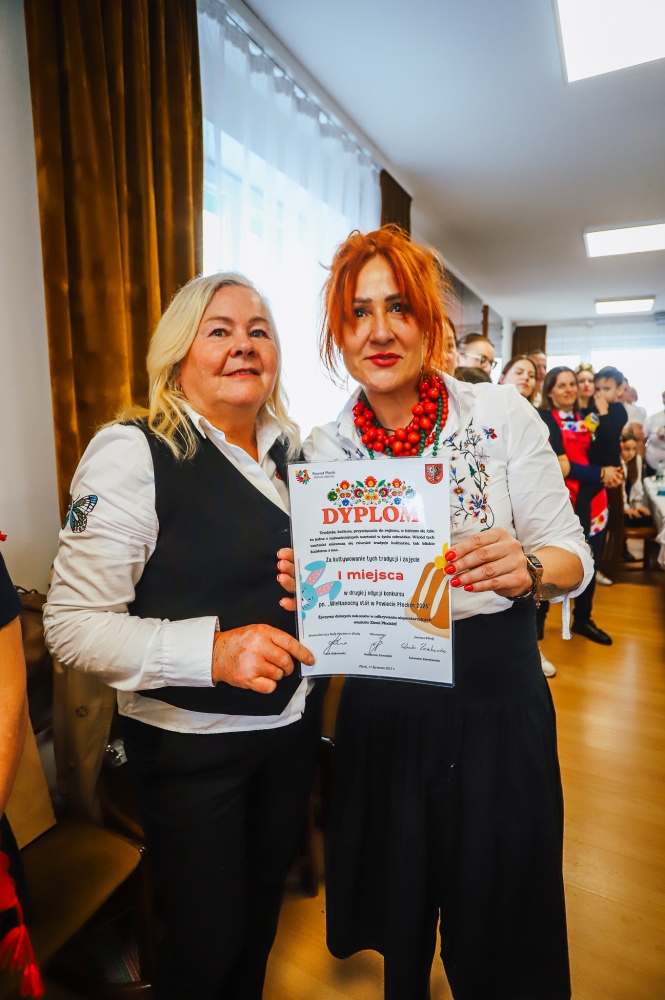 Gospodynie prezentują swój dyplom