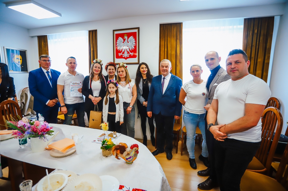 Zdjęcie ze starostą i członkami komisji konkursowej