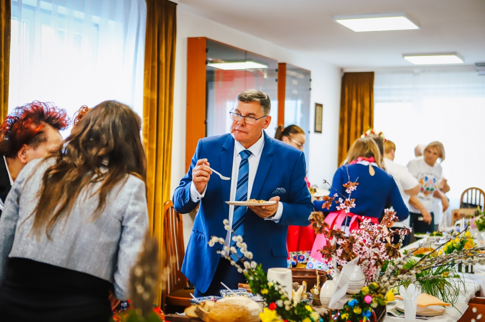 Wicestarosta degustuje danie