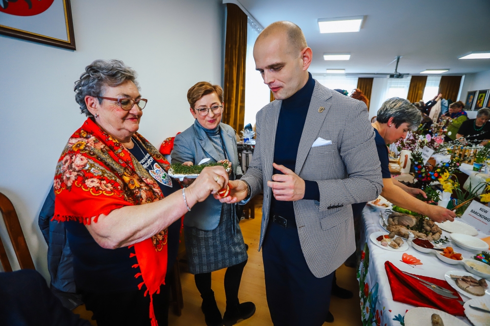 Starosta zderza się pisankami z gospodynią