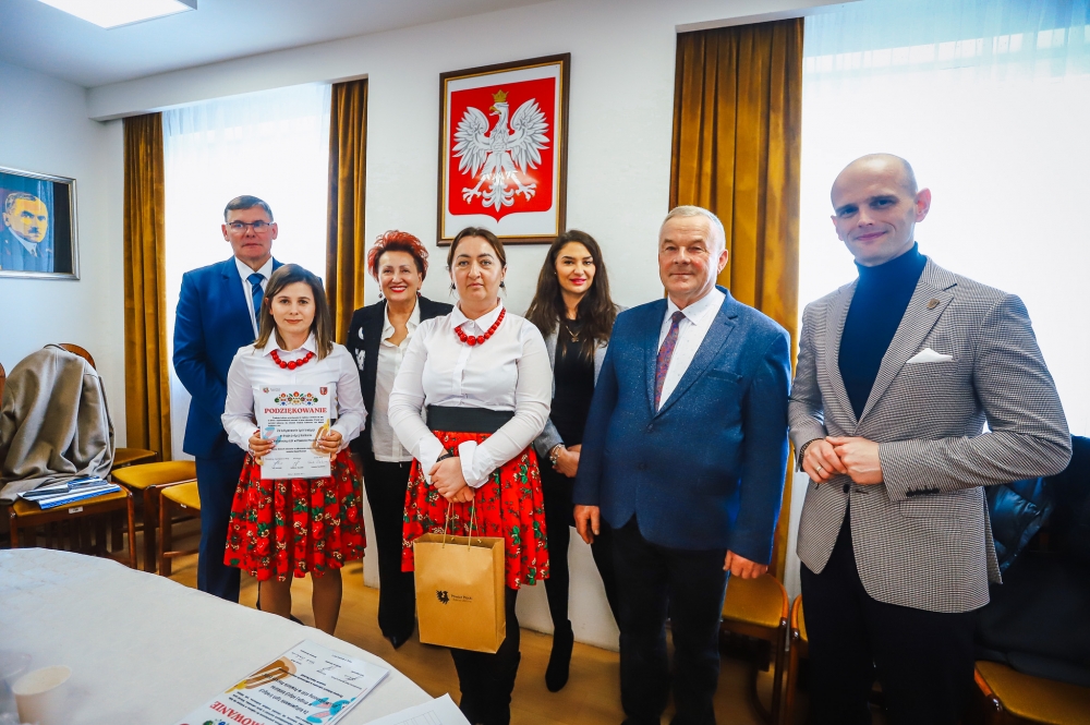 Gospodynie odbierają nagrody i dyplomy