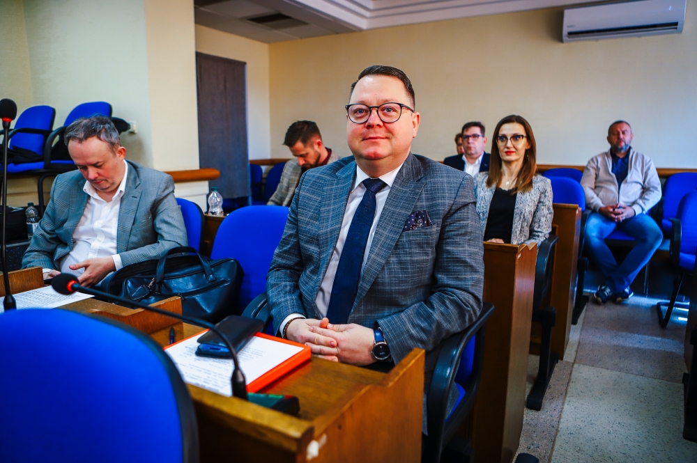 Radny powiatu siedzący w ławie