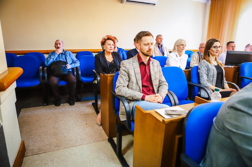 Mieszkańcy i inne osoby biorące udział w radzie powiatu