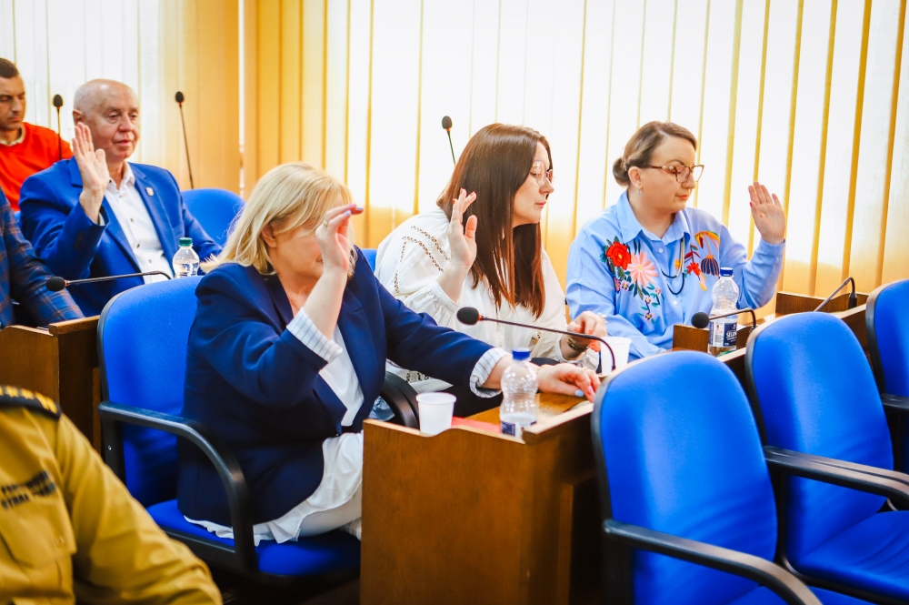 Radne głosują podczas sesji rady powiatu