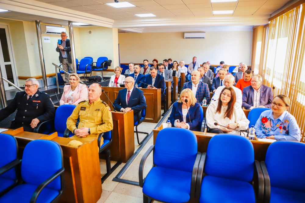 Radni powiatu i przedstawiciele służb