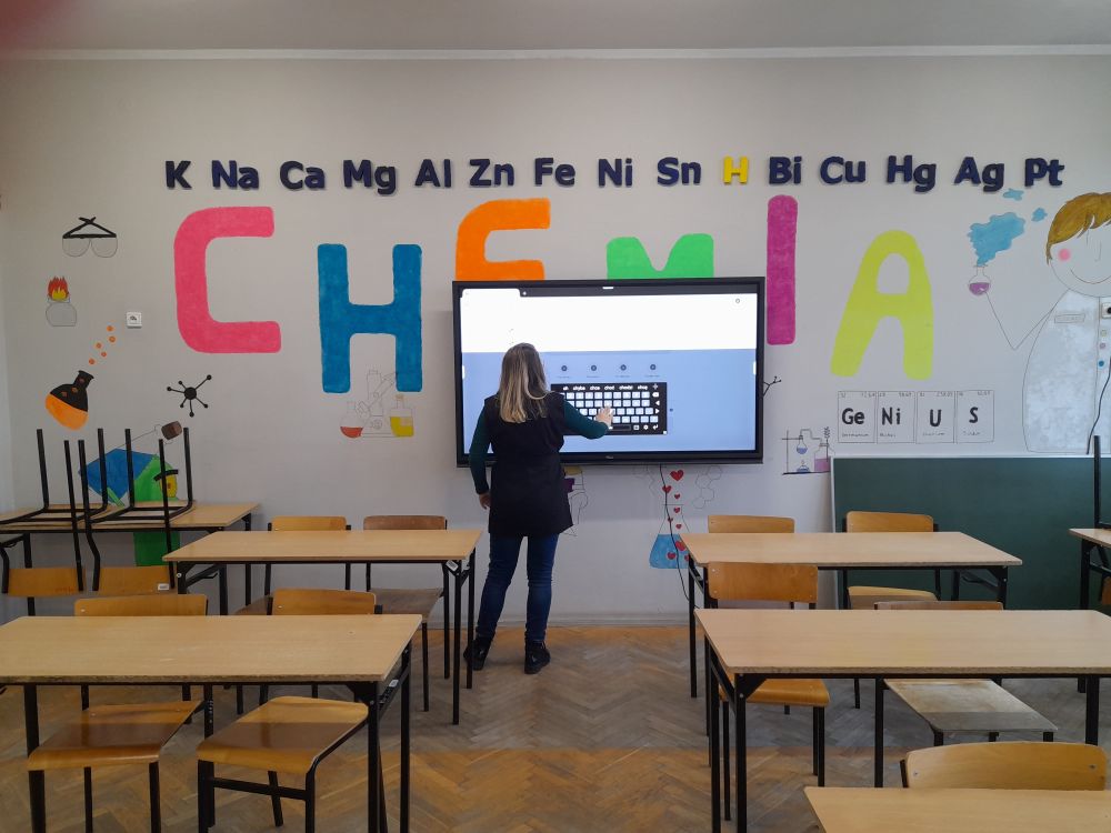 Nauczycielka korzystająca z monitora
