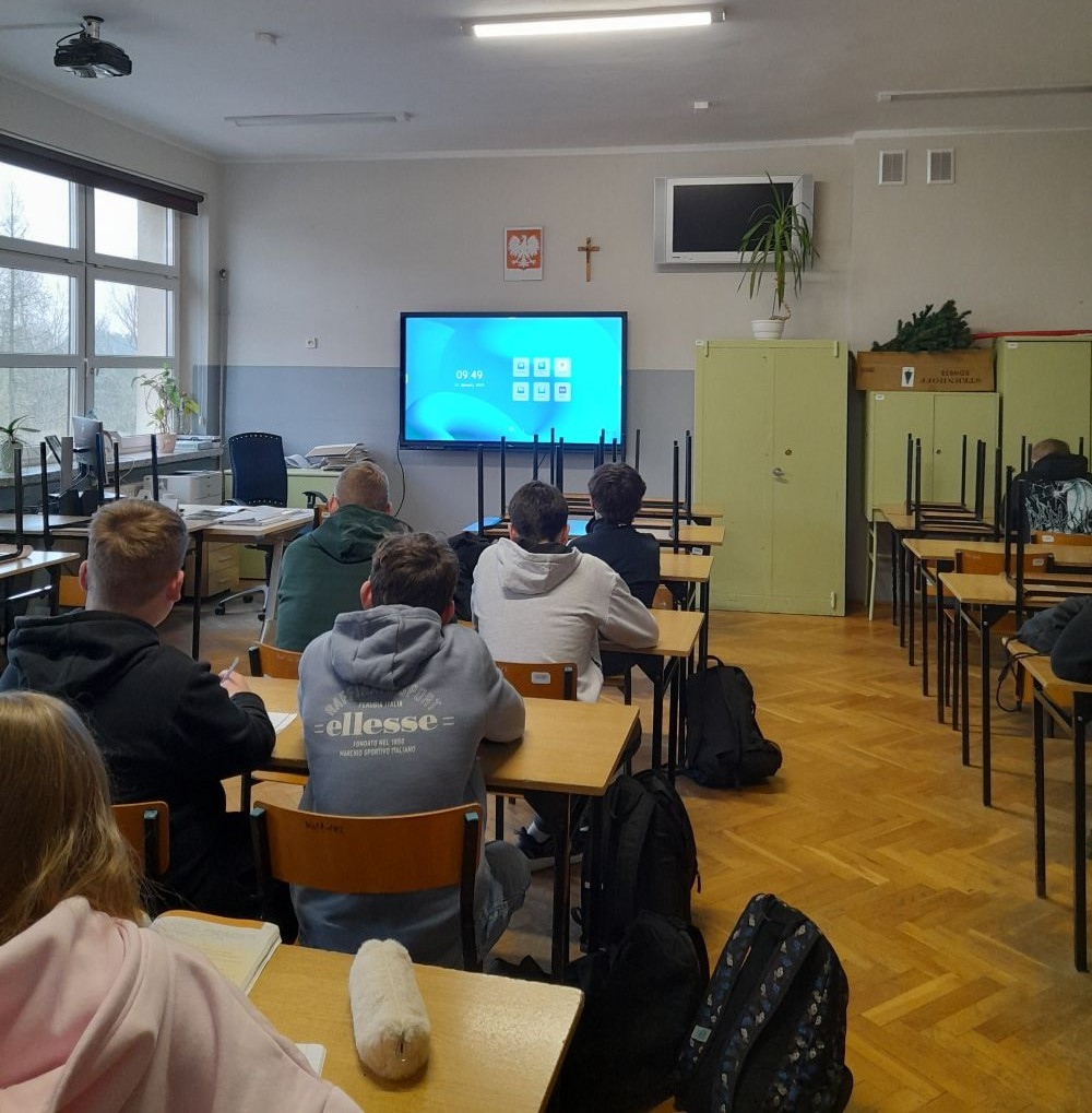 Uczniowie poznający możliwości monitorów interaktywnych